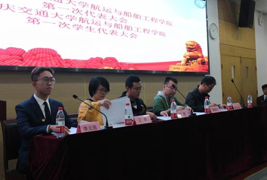 人们在看台上的人在桌子前中度可信度描述已自动生成